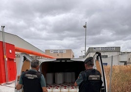 Los agentes sorprenden a dos individuos llenando 35 garrafas de gasolina para abastecer a las narcolanchas