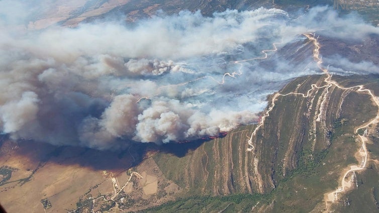 El infoca da por extinguido el incendio forestal de Tarifa