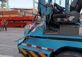 Un trabajador queda atrapado en una máquina de transporte de contenedores en el puerto de Algeciras