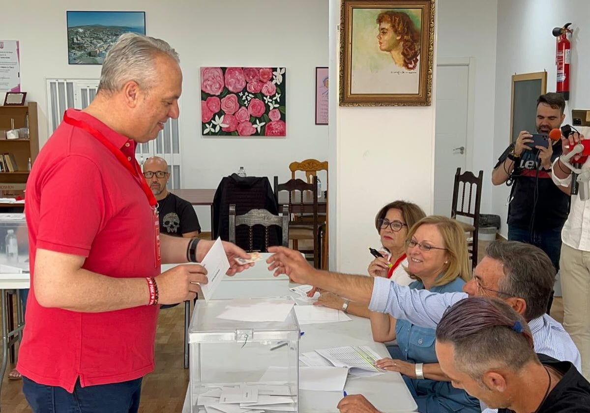 Juan Carlos Ruiz Boix vota en un colegio electoral de San Roque