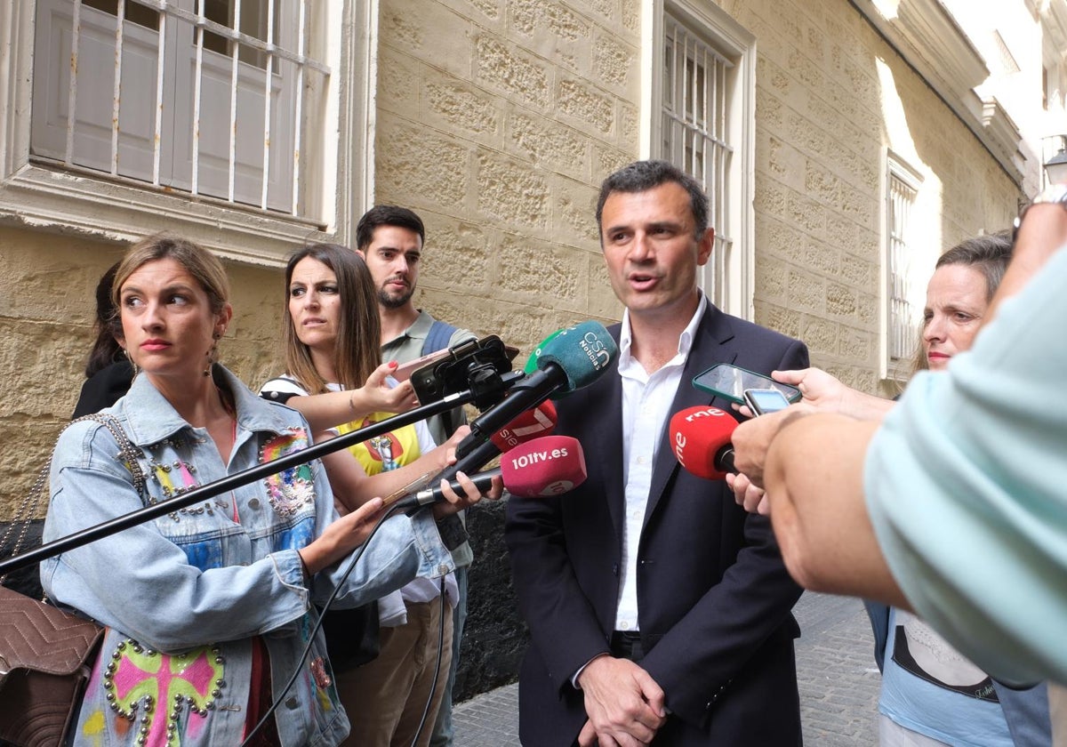 El alcalde de Cádiz, Bruno García, realizando declaraciones este martes a medios de comunicación.