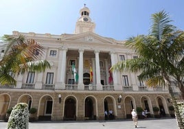 El período medio de pago a proveedores se dispara en el Ayuntamiento de Cádiz