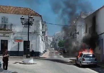 Vídeo: arde un coche en el casco urbano de Medina Sidonia