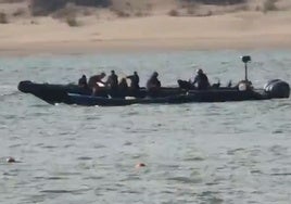 Cambio de tripulación y suministro de petacas a una narcolancha en directo, de nuevo en la costa de Cádiz