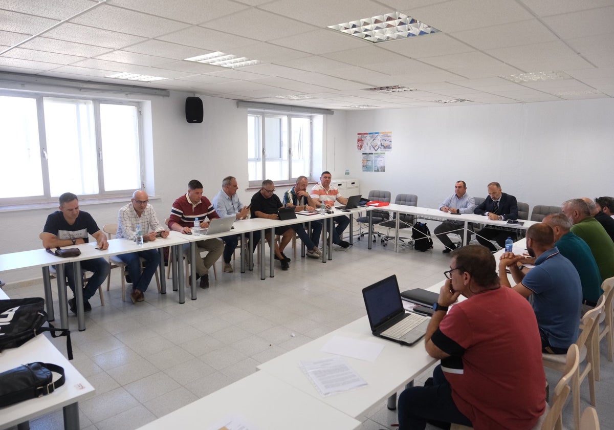 Momento este jueves de la reunión entre patronal y sindicatos