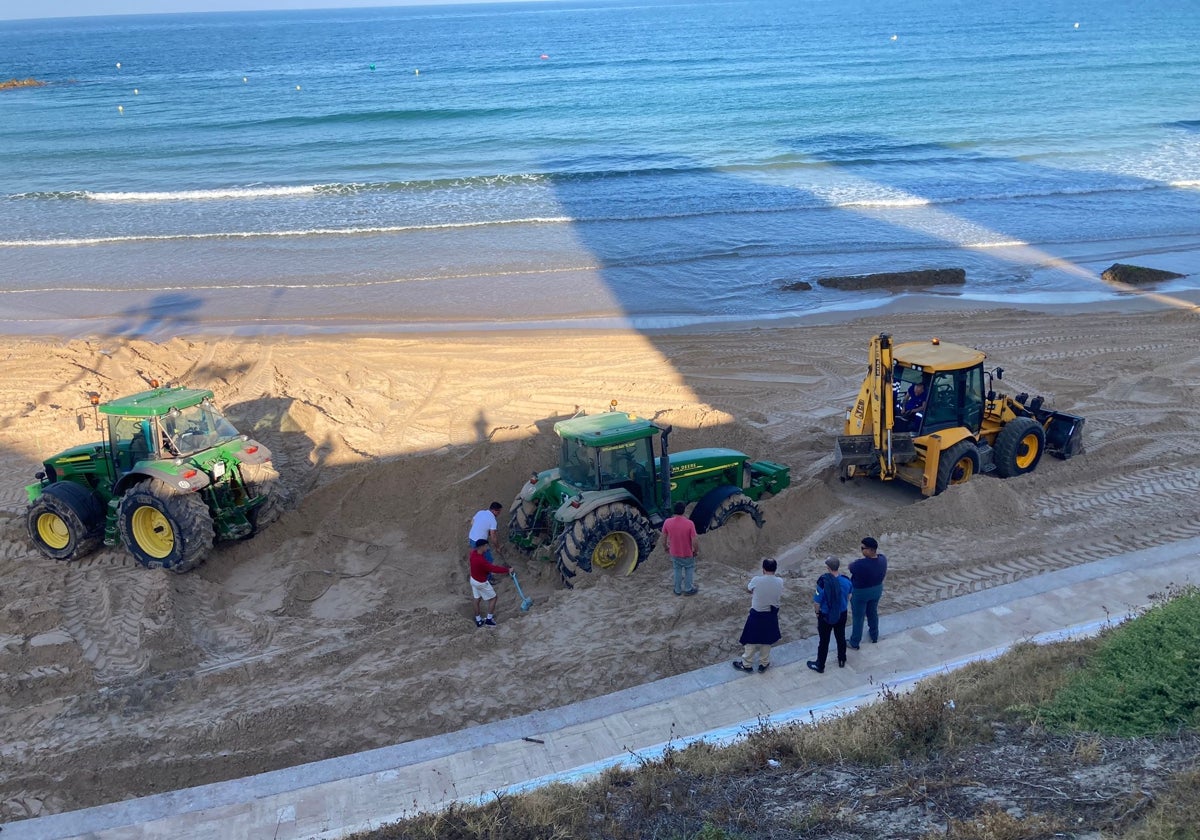 La arena se redistribuye de forma mecánica, como se aprecia en esta imagen tomada esta mañana de jueves en Santa María del Mar.