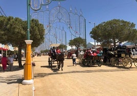 Chiclana disfruta de la primera tarde de feria con el abanico en la mano