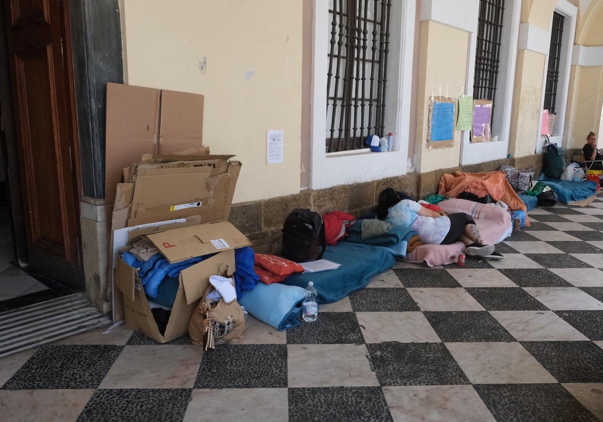 Personas sin hogar pernoctan desde hace dos semanas junto a la puerta del Consistorio gaditano.