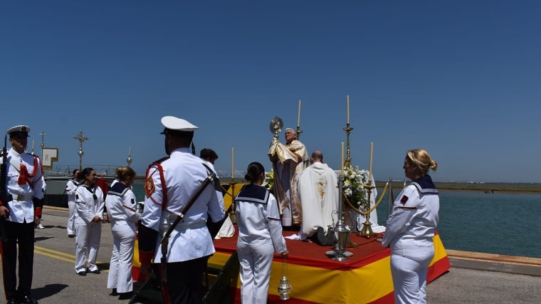 La Armada cumple con el voto de la bendición del mar que se realiza desde el terremoto de Lisboa