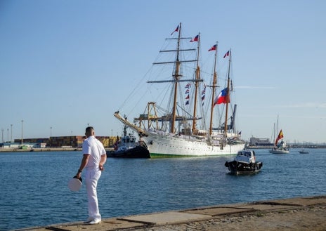 Imagen secundaria 1 - ¿Sabes cuál es este grandioso velero que acaba de llegar al Puerto de Cádiz? Puedes visitarlo gratis