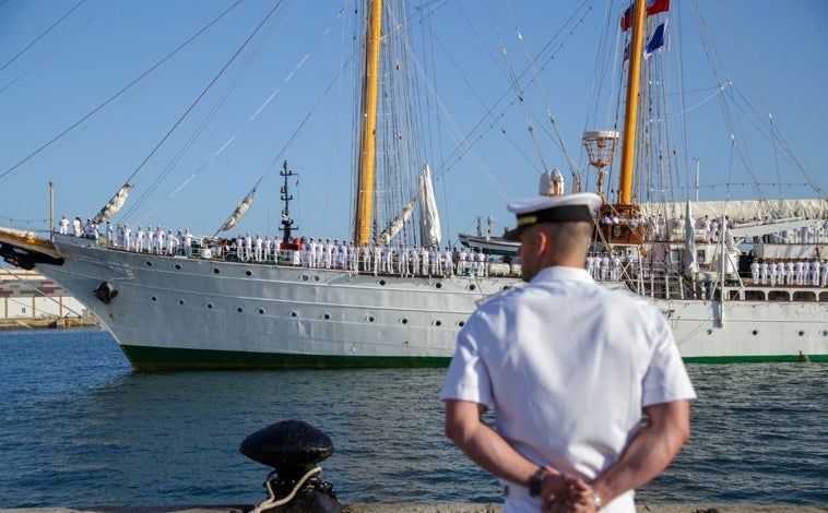 Imagen principal - ¿Sabes cuál es este grandioso velero que acaba de llegar al Puerto de Cádiz? Puedes visitarlo gratis