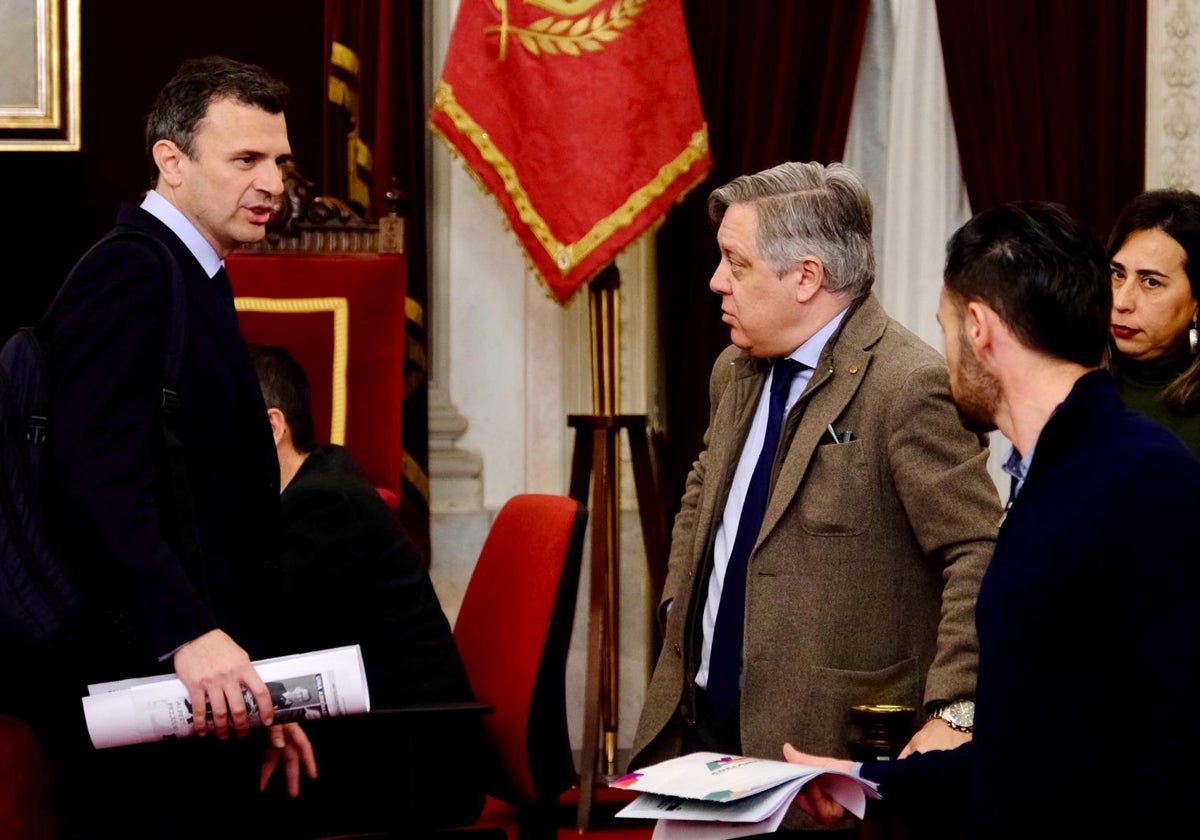 El alcalde de Cádiz habla con los portavoces de la oposición antes del inicio de un Pleno.