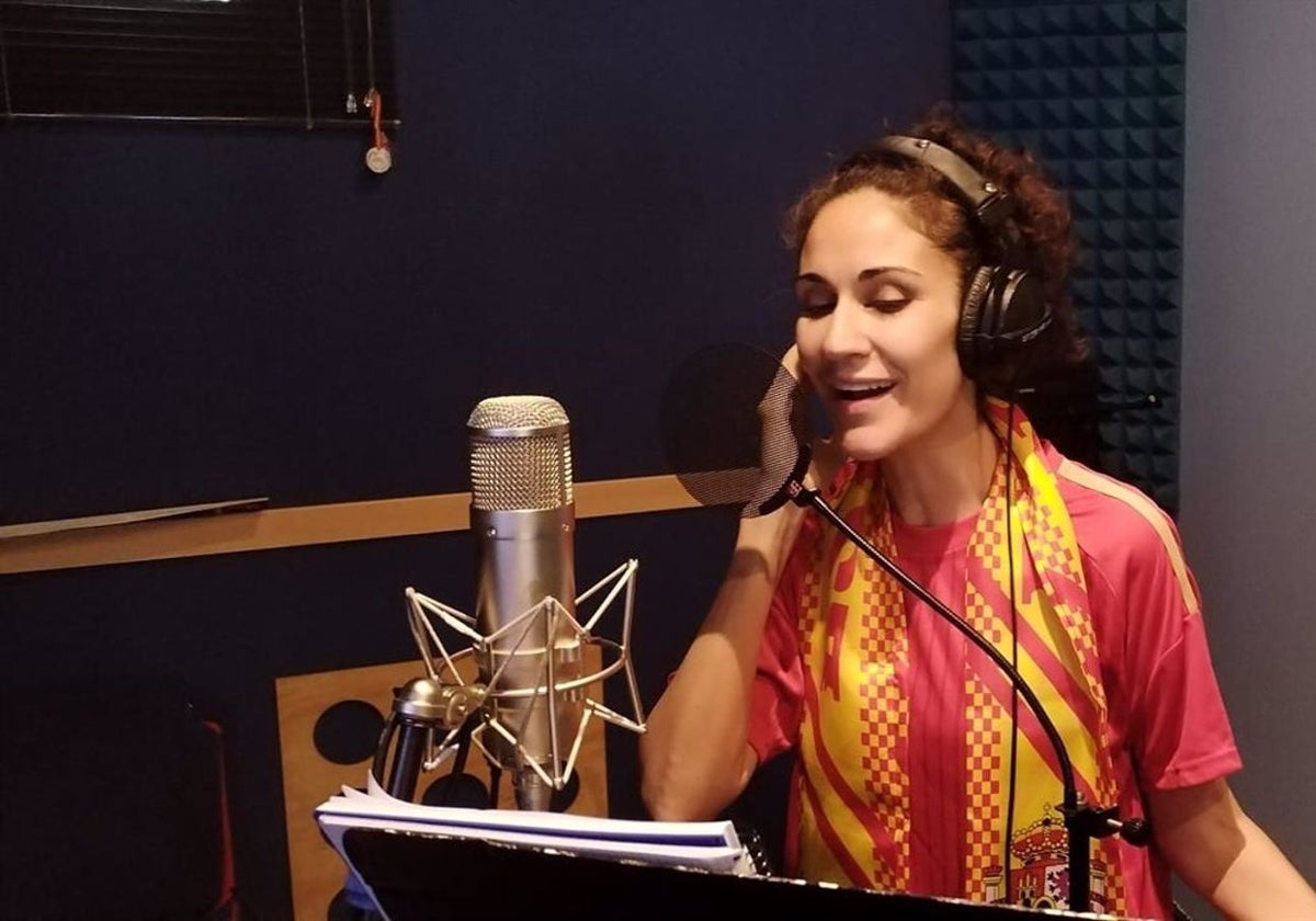 La cantante Belsay grabando en un estudio.