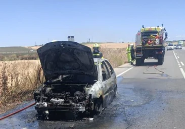 Un vehículo arde en plena marcha en la carretera entre Jerez y Rota, a la altura de El Puerto de Santa María