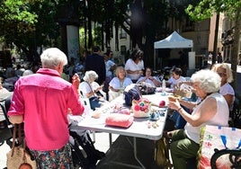 La Plaza Mina se llena de agujas, hilos y lanas para celebrar en Cádiz el Día Mundial de Tejer en Público