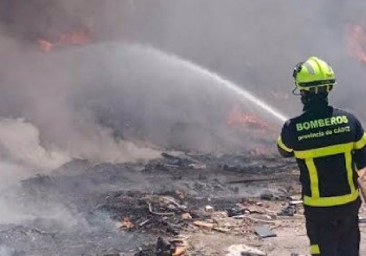 Reanudada la actividad ferroviaria en Jerez de la Frontera tras un incendio en el polígono El Portal