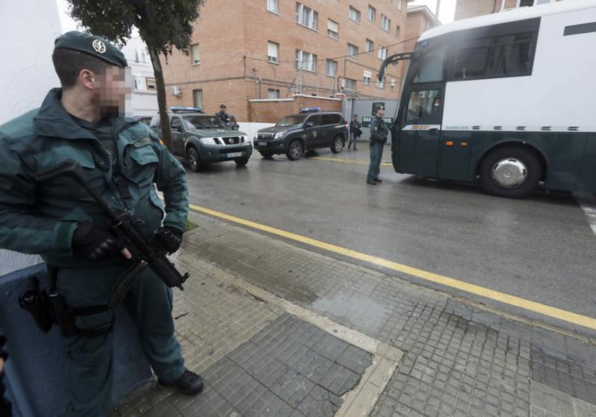 Guardias civiles a las puertas del cuartel de Barbate