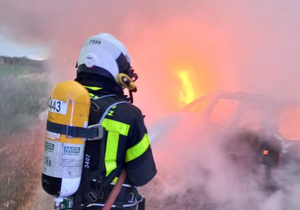 Un operario de bombero, sofocando el llamativo incendio