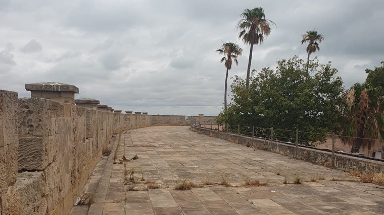 Estado actual del paseo superior del Baluarte de Candelaria.