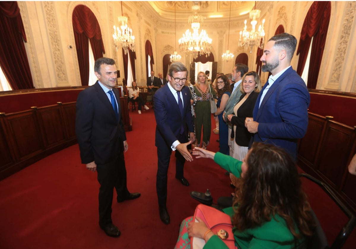 El consejero saludando a la Corporación municipal durante su visita al Ayuntamiento de Cádiz