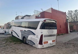 Denunciado un conductor por encajar un autobús sin pasajeros en un resalte y dar positivo en drogas