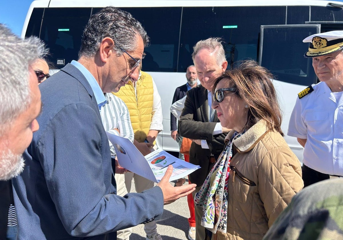 Miguel Molina, junto a Margarita Robles, ministra de Defensa.