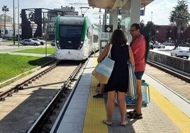 El Trambahía refuerza este verano su servicio con ocho trenes adicionales los fines de semana y festivos