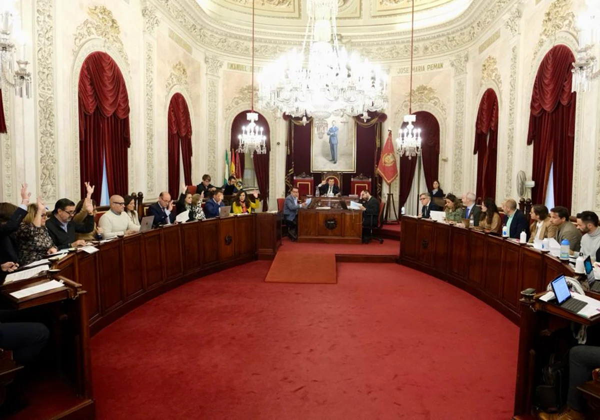 Imagen de archivo de una sesión plenaria en el Ayuntamiento del Cádiz.