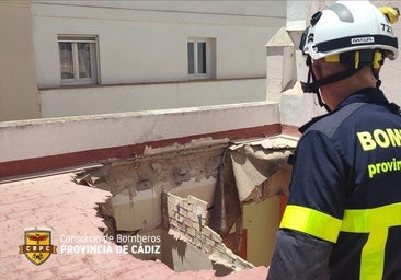 Se desploman 30 metros cuadrados de la cubierta de un edificio en la calle Concepción de Cádiz