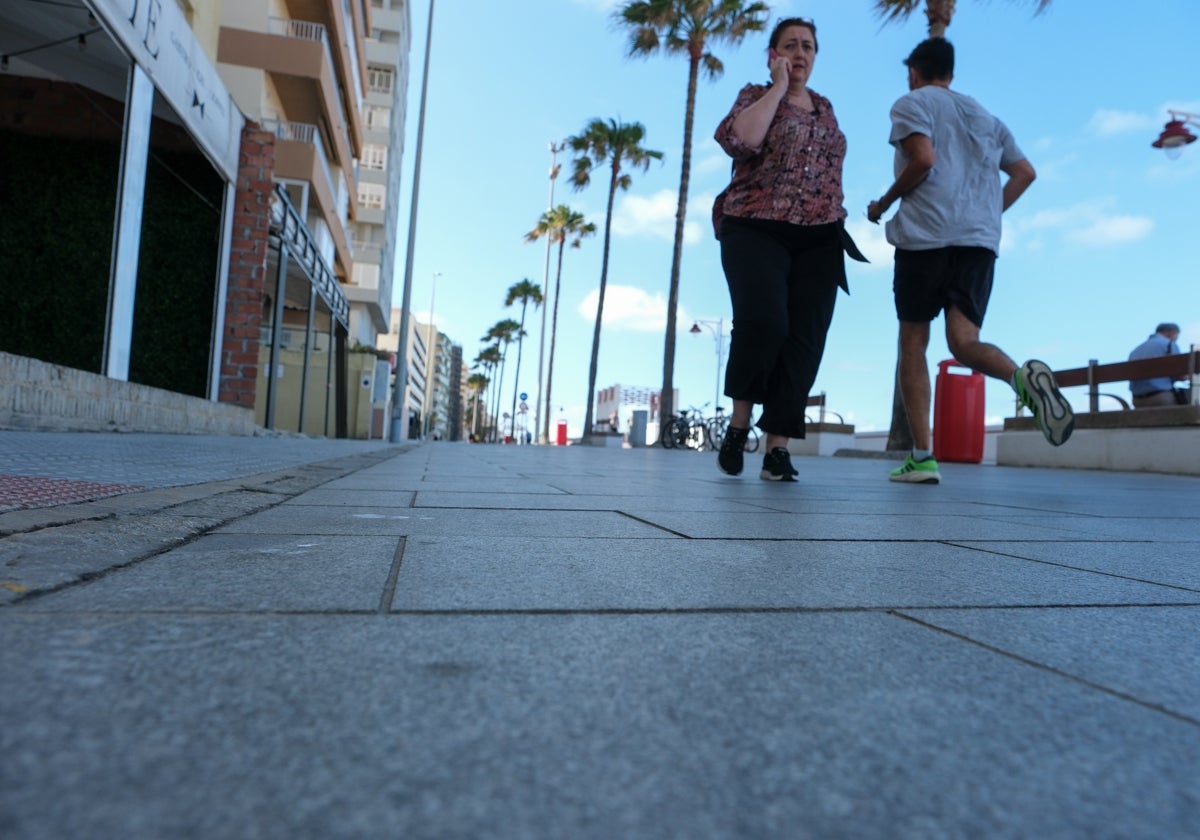 Imagen actual del tramo del Paseo Marítimo de Cádiz entre el hotel Playa y Cortadura