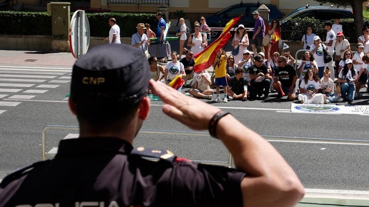 Guardias civiles, policías y familiares se manifiestan en Cádiz para exigir a Interior que se les considere profesión de riesgo