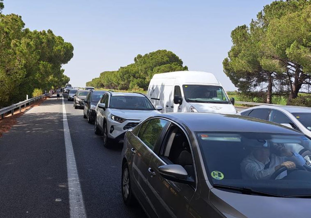 Atascos de más de 20 kilómetros en la AP-4 en el primer fin de semana del verano