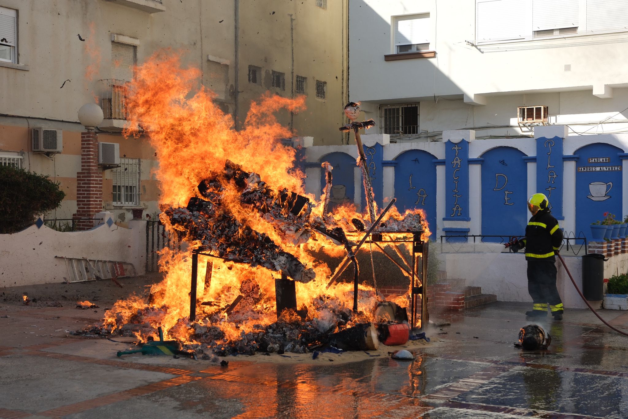 Galería: Cádiz quema lo malo con la tradición de los juanillos