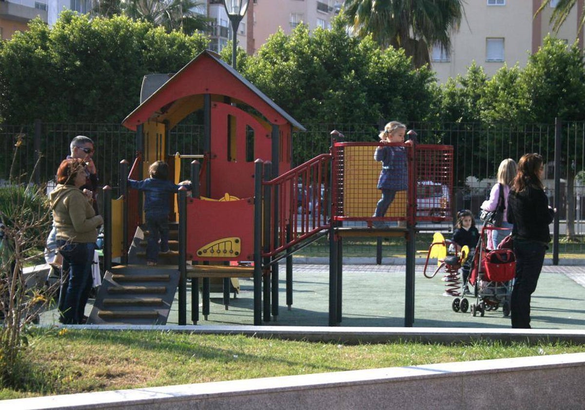 Varios niños juegan en un parque de Cádiz.