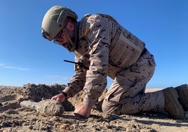 ¿Por qué te puedes encontrar artefactos explosivos en las playas de Cádiz y qué hacer si encuentras uno?