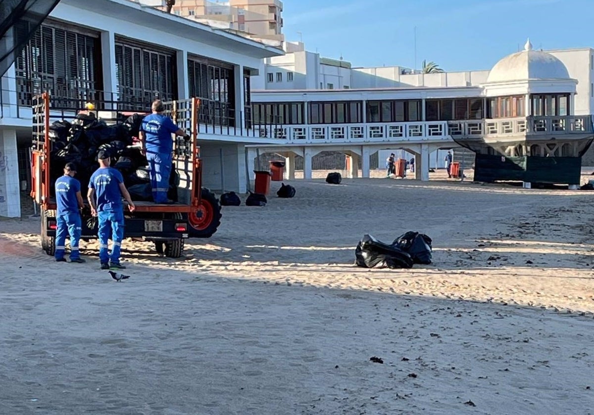 Operarios municipales retiran 45 toneladas de basura de las playas de Cádiz tras la noche de San Juan