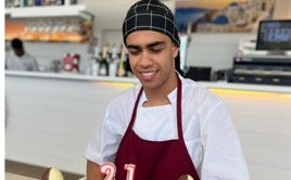 Younes, trabaja en el restaurante de playa Santorini en Chiclana