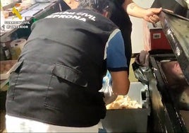 Incautan más de 130 kilos de alimentos en mal estado en la Feria de Chiclana