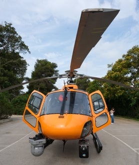 Imagen secundaria 2 - El helicóptero está dotado de alta tecnología para detectar fallos en la red. Lleva una cámara termográfica que localiza los puntos calientes del tendido eléctrico