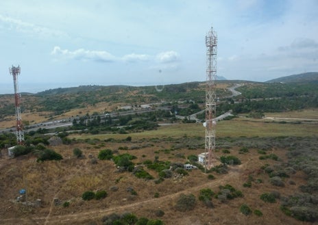 Imagen secundaria 1 - El helicóptero está dotado de alta tecnología para detectar fallos en la red. Lleva una cámara termográfica que localiza los puntos calientes del tendido eléctrico