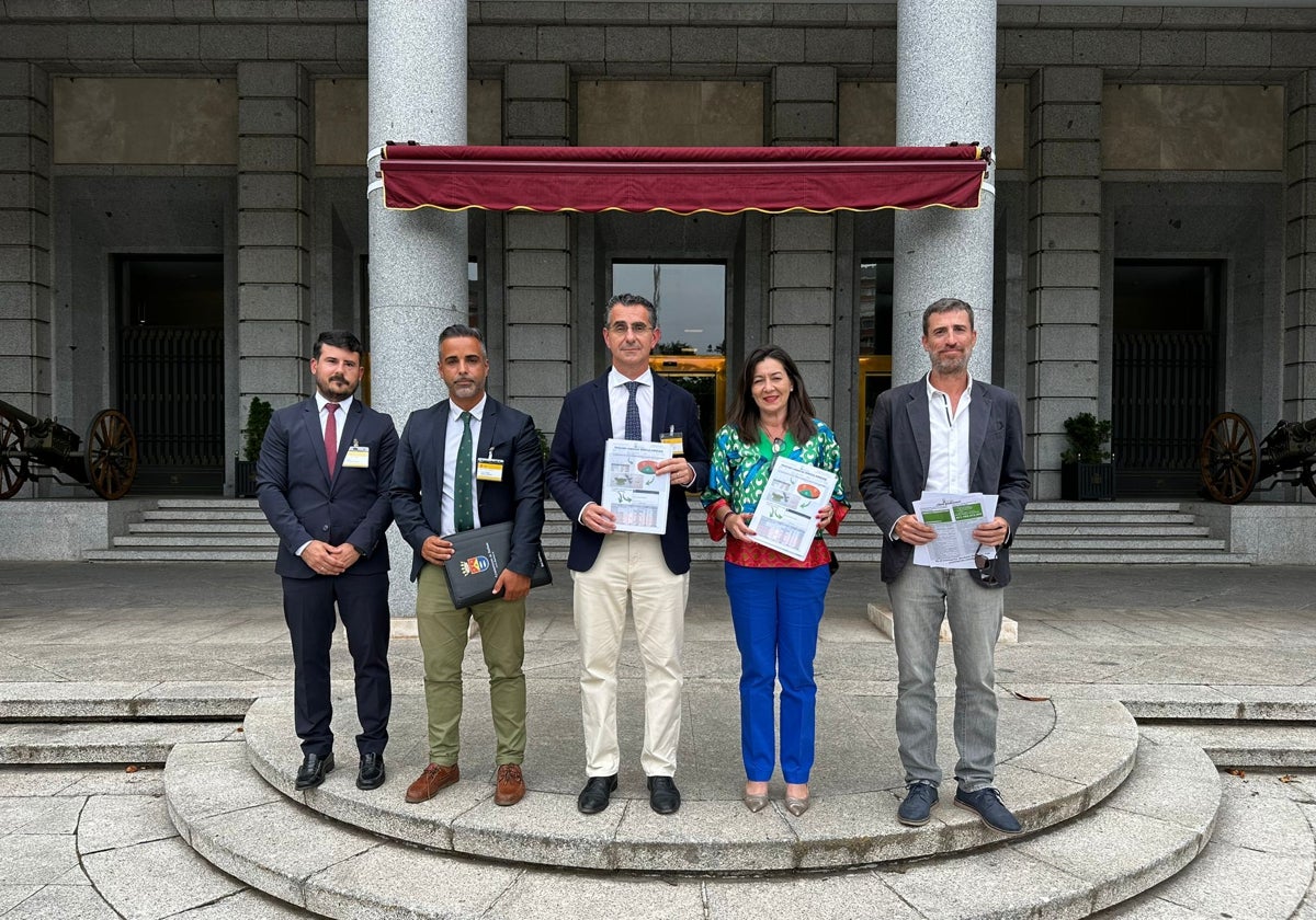 La delegación de Barbate ante las puertas del Ministerio de Defensa