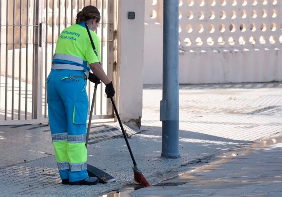 Un operario de la limpieza barre las calles de Cádiz.