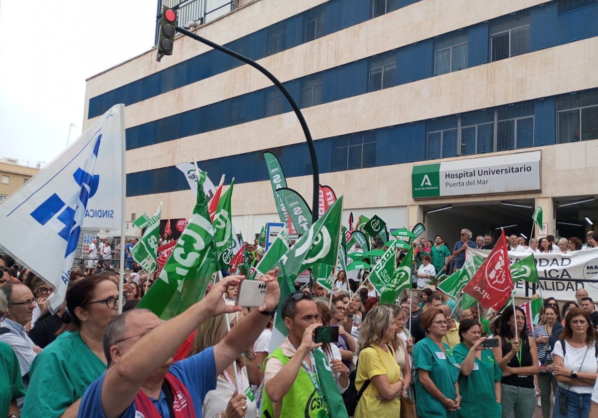 Manifestación de los sanitarios en Cádiz