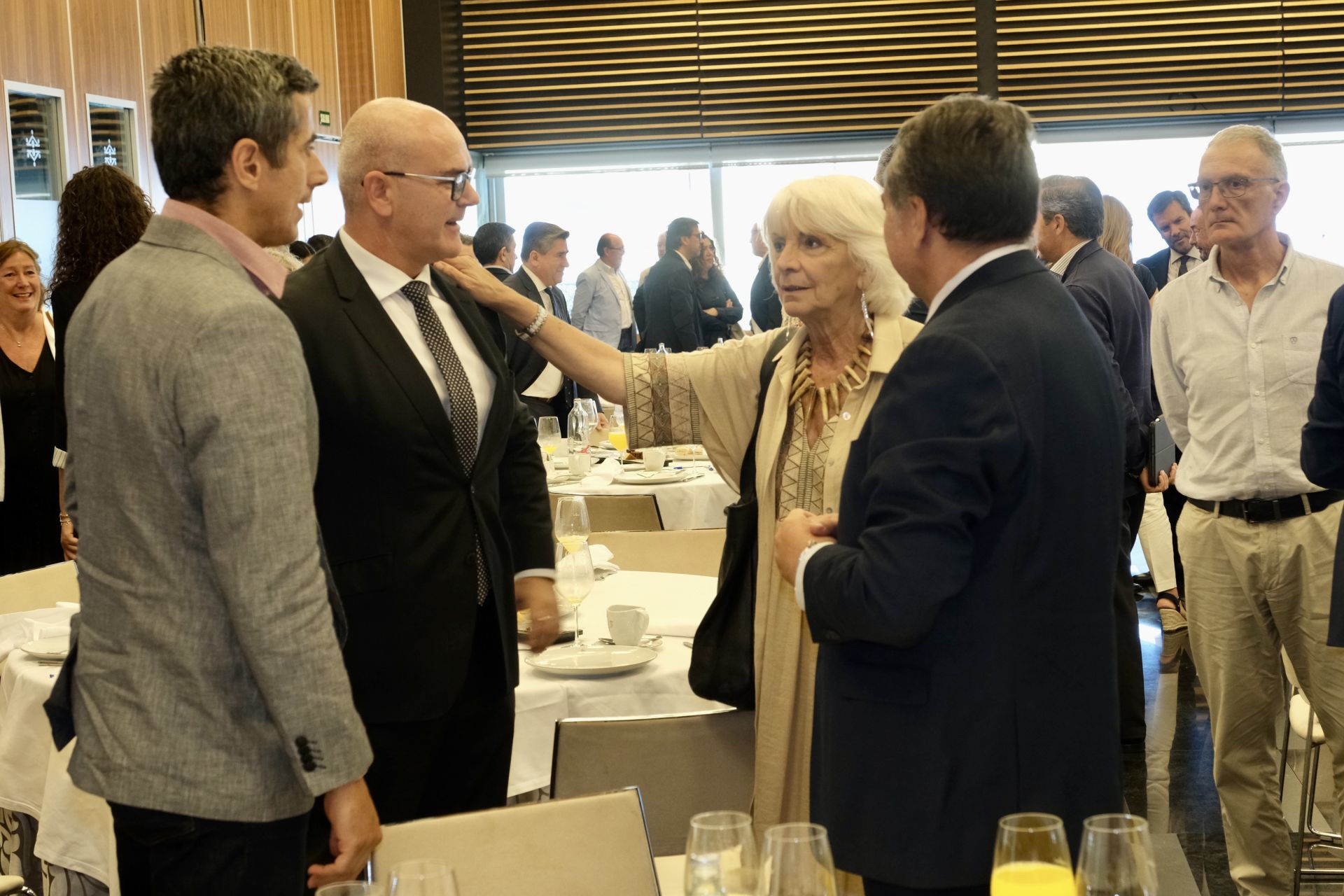 Fotos: Los asistentes a la Mirada Económica de ABC y La Voz con Alfonso Serrat