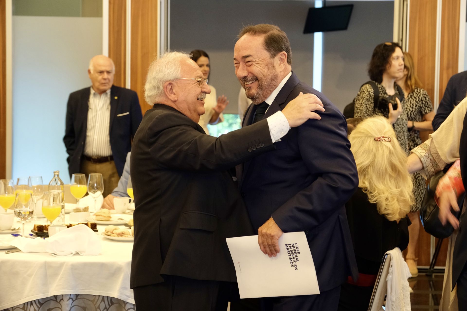 Fotos: Los asistentes a la Mirada Económica de ABC y La Voz con Alfonso Serrat