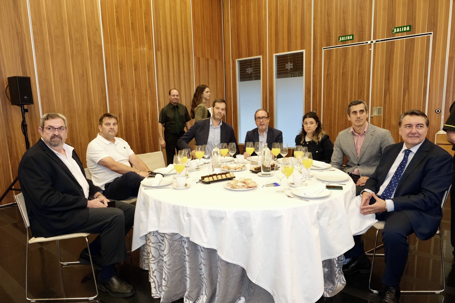 Fotos: Los asistentes a la Mirada Económica de ABC y La Voz con Alfonso Serrat