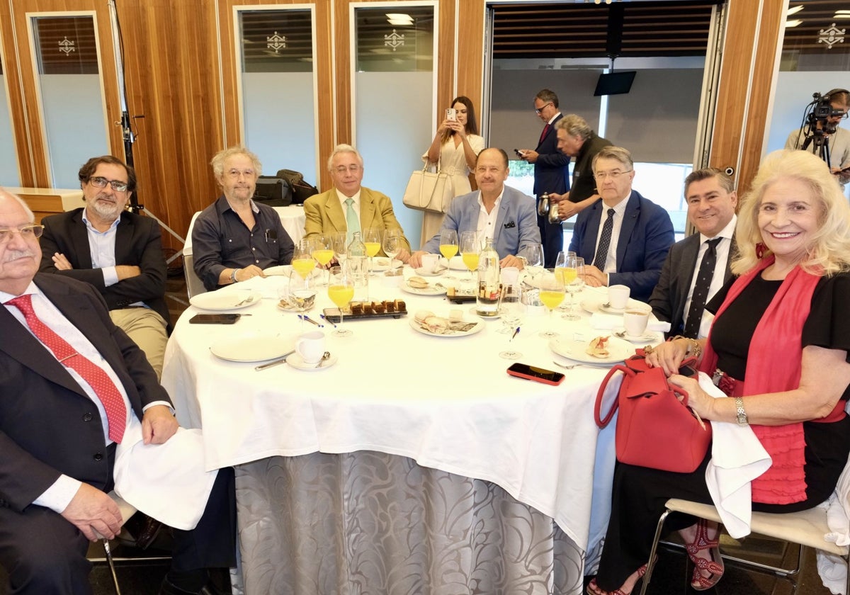 Fotos: Los asistentes a la Mirada Económica de ABC y La Voz con Alfonso Serrat