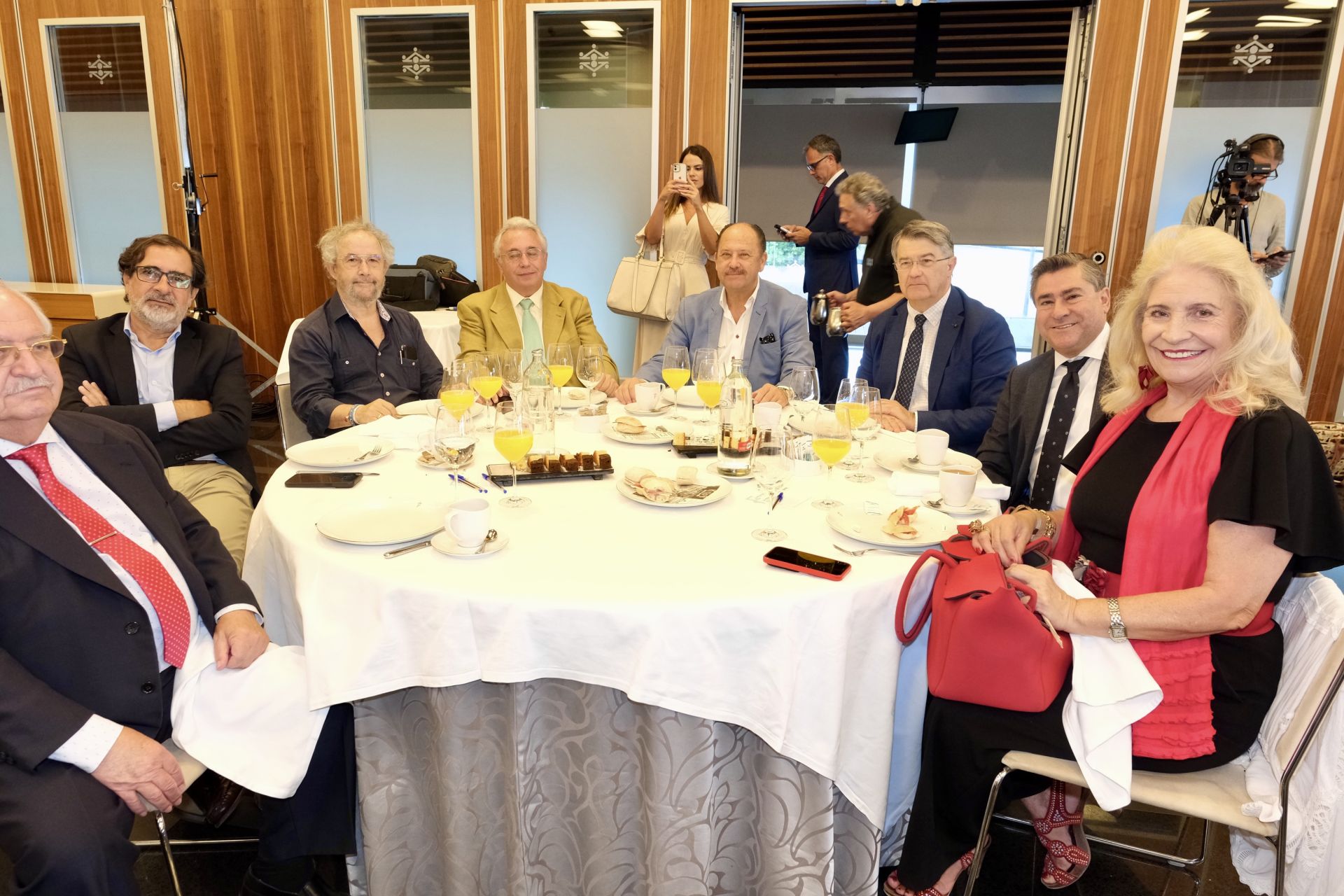 Fotos: Los asistentes a la Mirada Económica de ABC y La Voz con Alfonso Serrat