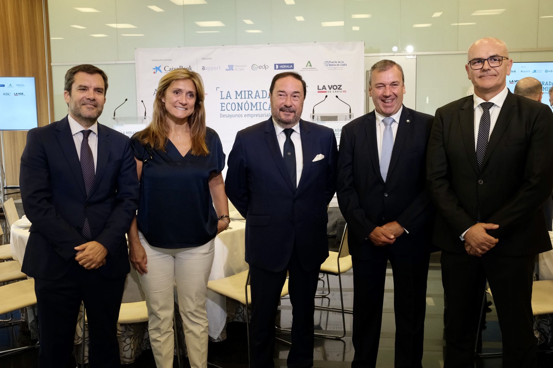 Fotos: Los asistentes a la Mirada Económica de ABC y La Voz con Alfonso Serrat