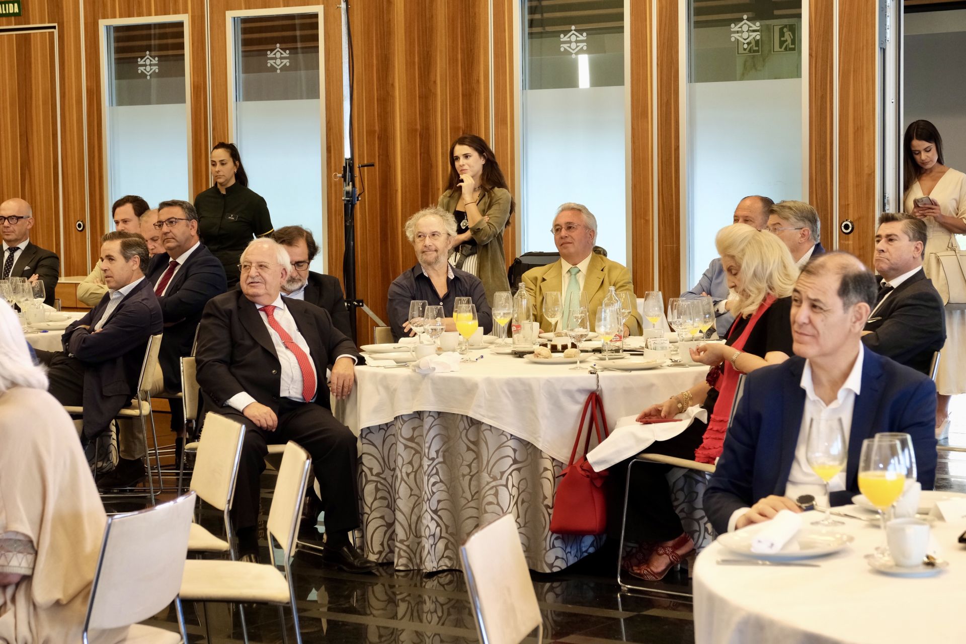 Fotos: Los asistentes a la Mirada Económica de ABC y La Voz con Alfonso Serrat